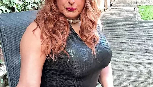 Si seksi crossdresser kellycd2022 dengan kostum catsuit dan sepatu hak tinggi pvc hitam