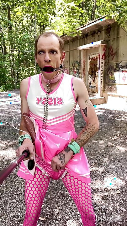 SissyMandi im SISSY-cheerleader-kleid bloßgestellt.