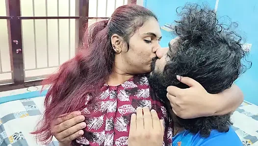 Ciuman romantis pasangan panas