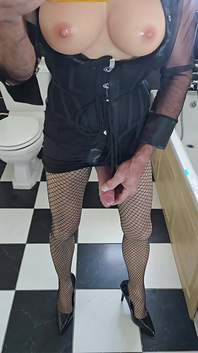 Ženski transvestit s maskama. Trebam seksi curu da mi se pridruži za malo zabave. Tko je spreman za to? London ili jugoistočni xxxx