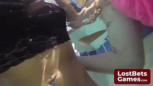 Striptiz dondurma oyunu hissedilebilir bir gerginlikle dolu