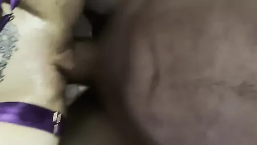 Seksi genç anne mola odasında sikiliyor
