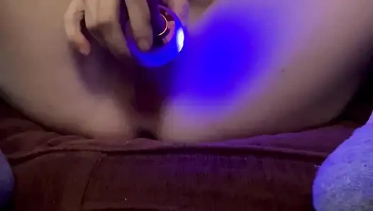 Stiefschwein, die mich dazu beobachte, wie sie ihr spielzeug benutzt