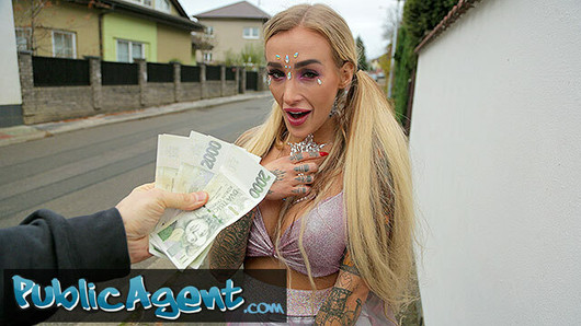 Public agent - Daisy Lee geeft een geweldige stripshow