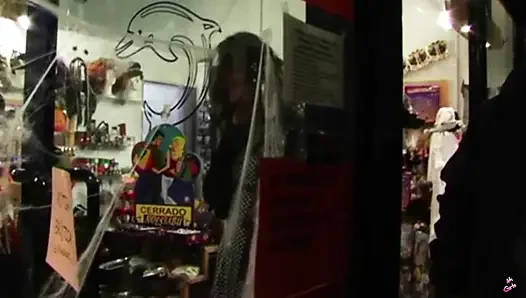 Seks dükkanındaki kızla ateşli üçlü seks.