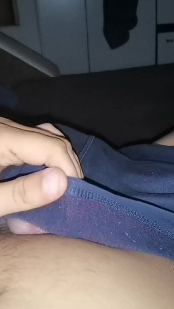 “淫荡男孩穿着他室友的内衣射精”的令人瞠目结舌的时刻