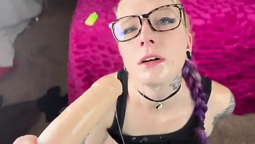 Cewek nakal lagi asik nyepong kontol sampai tenggorokan