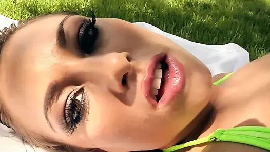 Güzel memeli harika amatör orta yaşlı seksi kadın amına büyük bir salatalık sokuyor