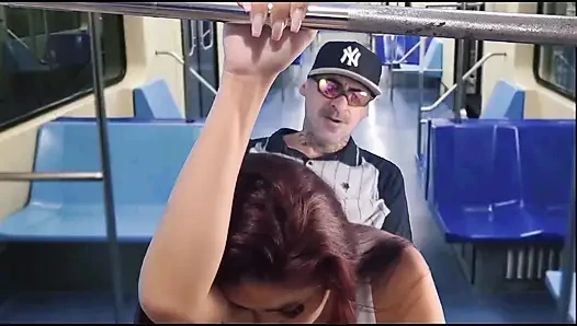 Секс в автобусе на публике!