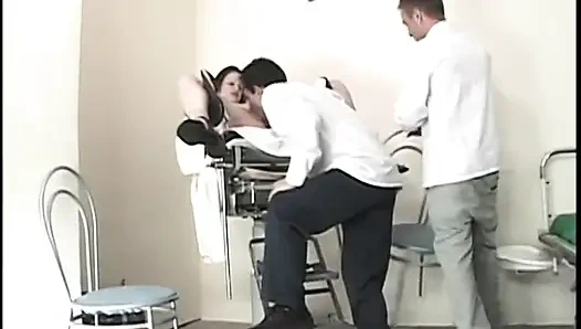 Dua perawat pria biseksual menjadi nakal dengan cewek muda di dokter