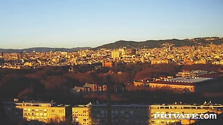 Tento anděl stříká při svém prvním mezirasovém šukání