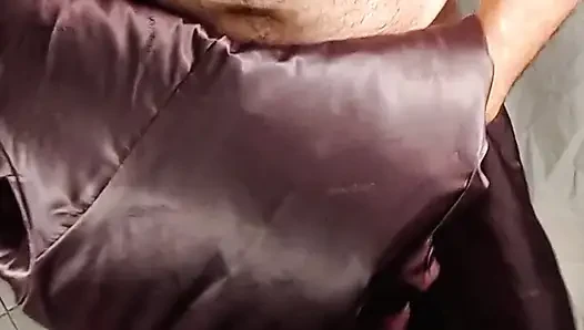 Dölümü uzun elbisesinin astarına boşalıyorum