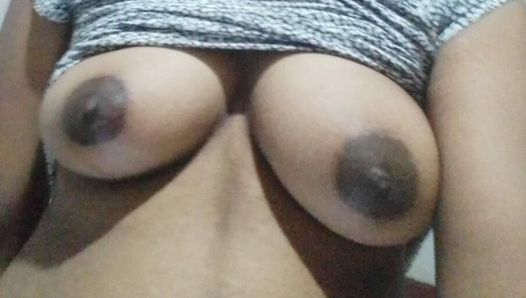 Desi zia mostra il suo corpo e gioca con se stessa da sola 08