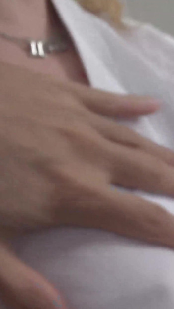 Morate podijeliti trenutak iz "Napaljeni indijski pacijent zgrabi i jebe MILF medicinsku sestru u njezinu usku ružičastu pičku"