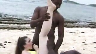 Esposa blanca se folló a dos hombres negros en playa pública