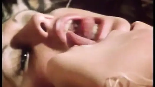 Randy si cewek jalang lagi asik nyepong kontol sebelum dientot habis-habisan sampai dicrot di dalam