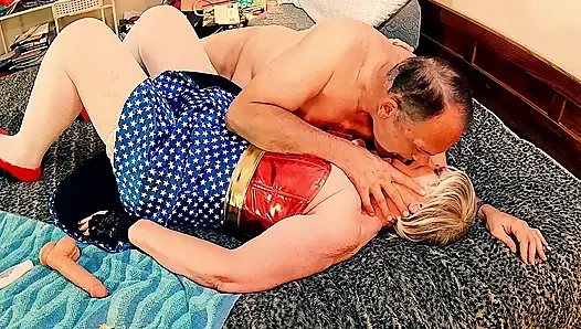 Бабушки Америка: сосание члена, игра с дилдо, миссионерская трахнутая Aulde Lang Syne домохозяйка