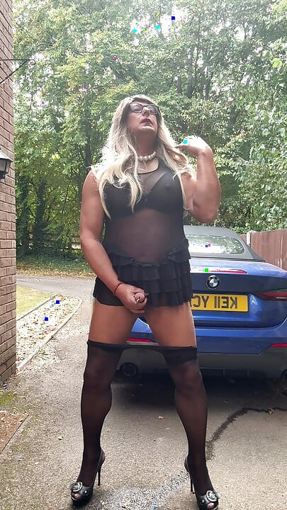 Seksi transvestit kellycd2022 u crnim bešavnim najlonkama i štiklama