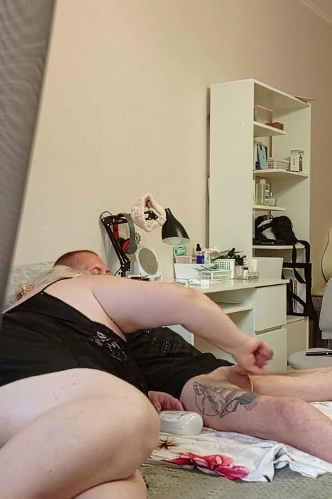 My Girlfriend Pleasures Me by Jerking off My Dick Before Cumming