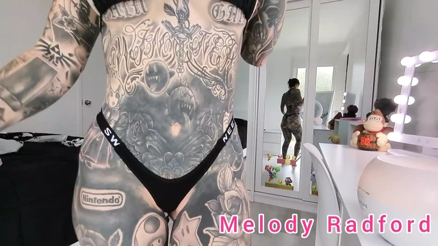 Сексуальная сладкая стринги и микробикини примеряют одежду Melody Radford