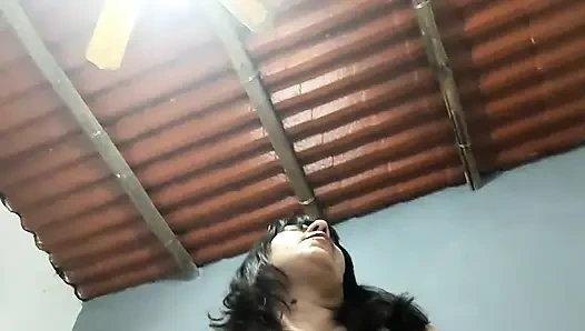 Bir partiye gittik ve Riva iç çamaşırı giymiyordu ve sonunda odalardan birine düştük