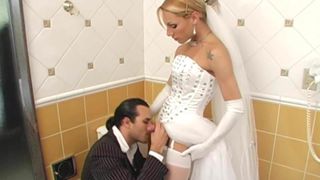 Une mariée transsexuelle baise le meilleur homme avant le mariage