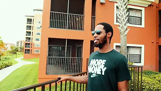 Sürtük orta yaşlı seksi emlakçı satış için büyük zenci yarağı müşterilerini sikiyor - çifte özellik