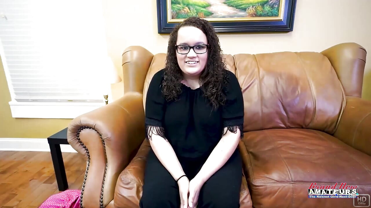 ¡Diversión de vacaciones con la encantadora Harper B disfrutando de glaseado de leche!