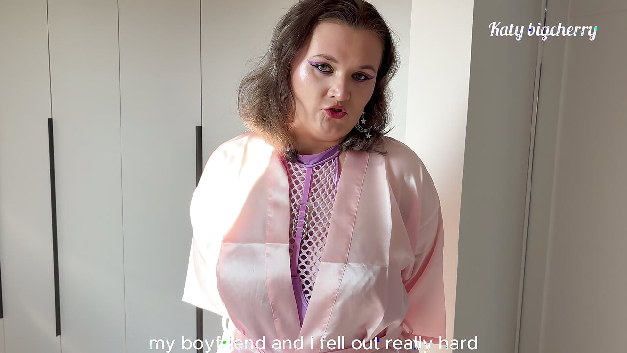 She sucks on a photographer to annoy her boyfriend
