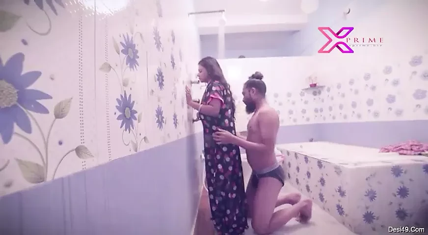 Bhabhi indiano fa sesso con un giovane ragazzo in bagno