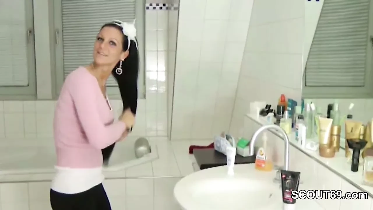 bro Caught German Step-sister in Bath and Seduce to Handjob