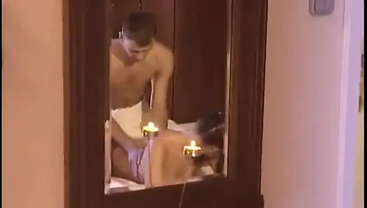 Dua pria dan satu gadis saling muasin satu sama lain
