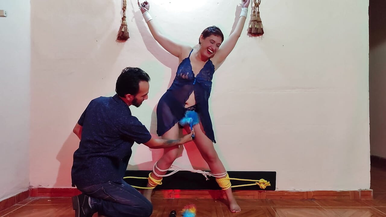 Een man bindt mijn handen en voeten vast om me te kietelen en vibrator om mijn poesje te masturberen