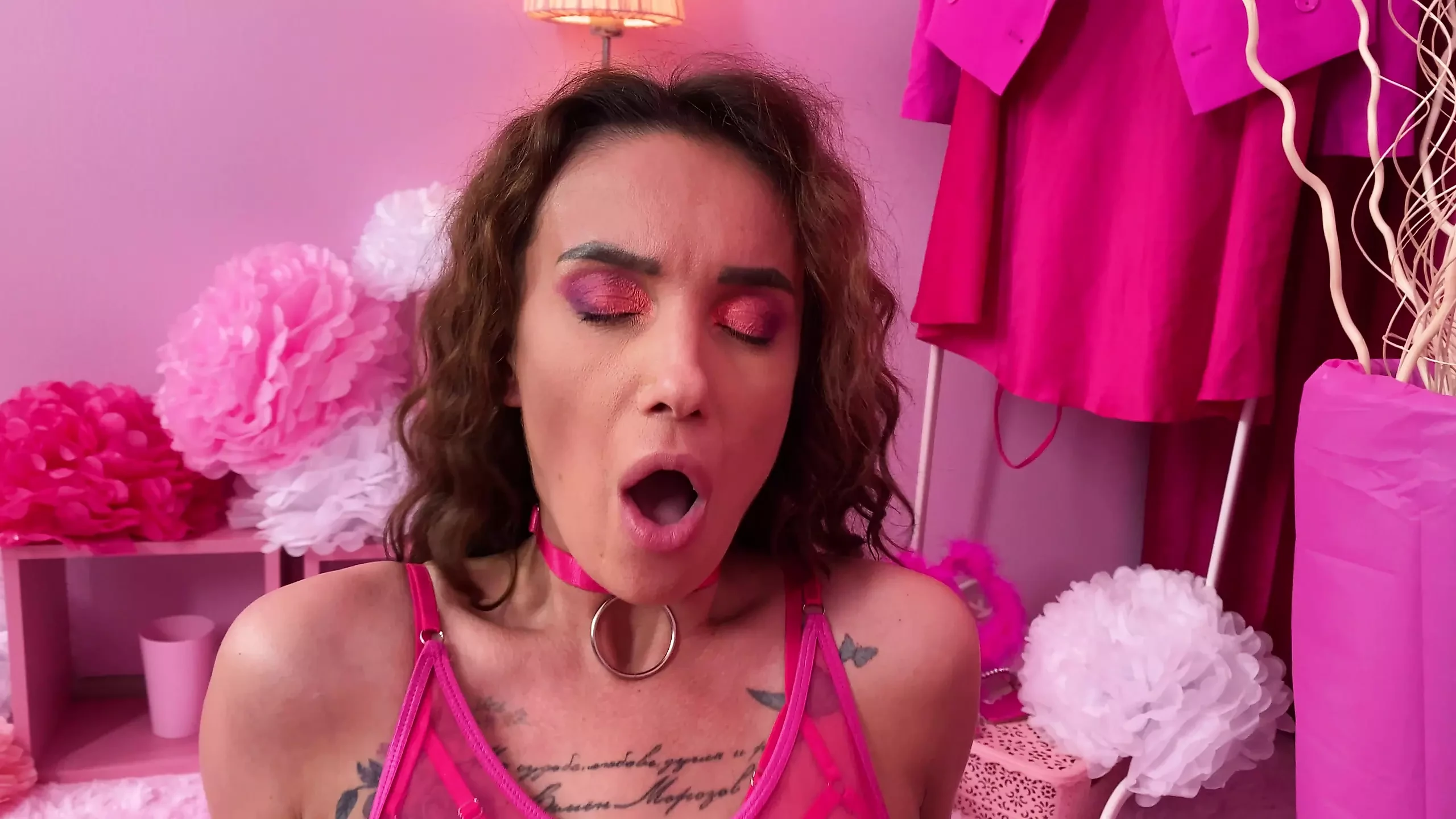 Jilat memek, scissoring, muasin memeknya pakai dildo favoritnya