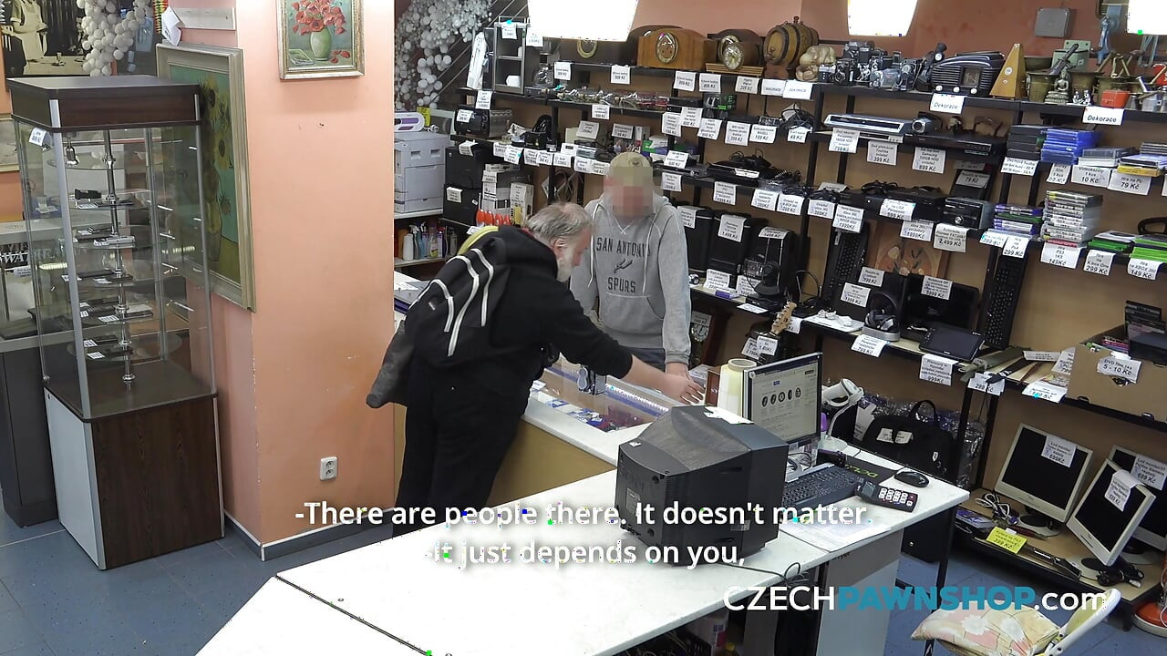 A la mujer con la bolso le gusta tragar (CzechPawnShop)
