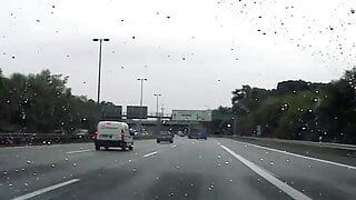 Senhora loira com tesão da Alemanha cavalgando um pau na parte de trás do carro