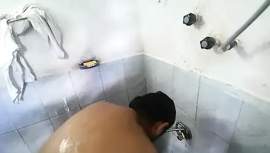 Naibour orta yaşlı seksi kadın aldattığı için ziyaret ediyor ve kocası eve gelmeden önce eve gitmek için acele ederken beni besliyor