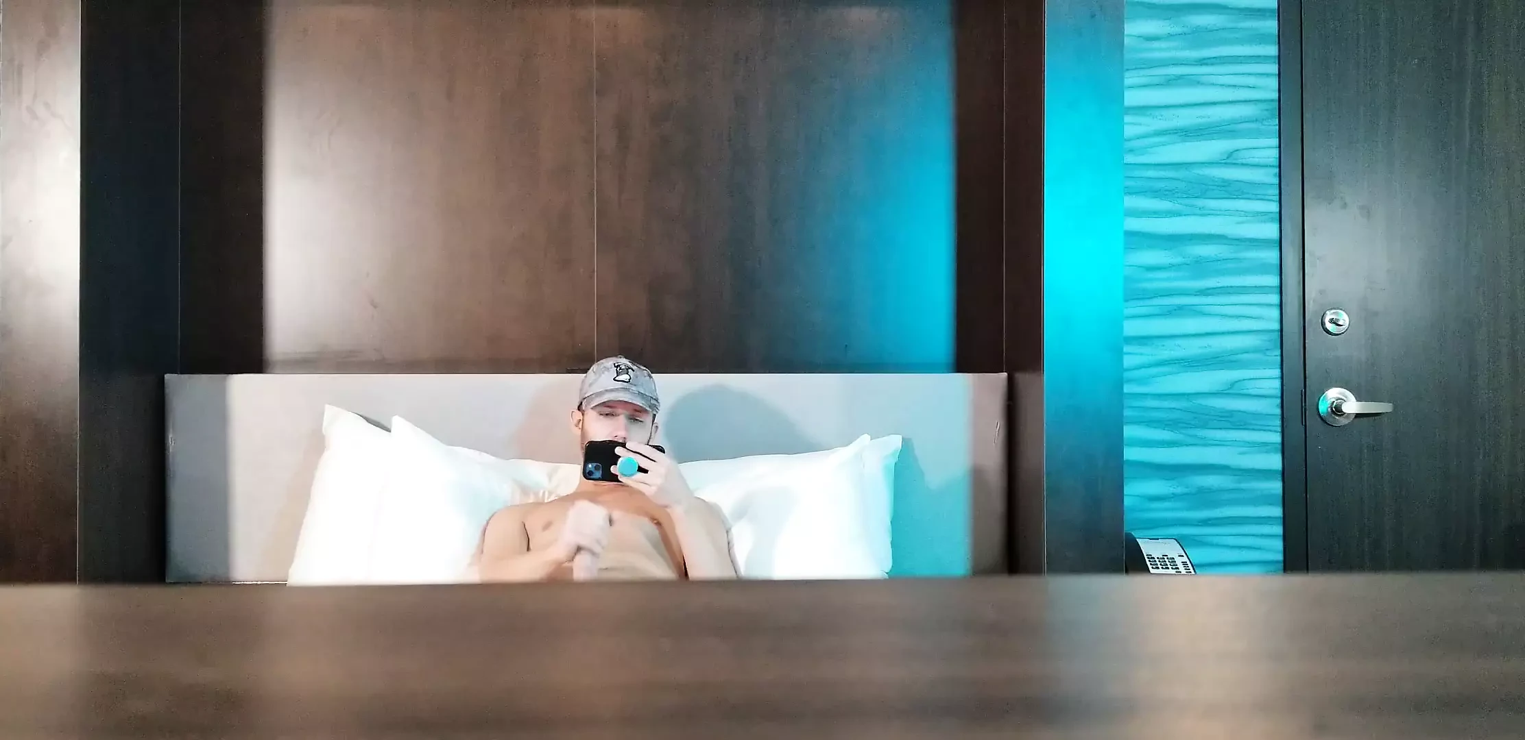 Jake grand在酒店房间里给大鸡巴撸管