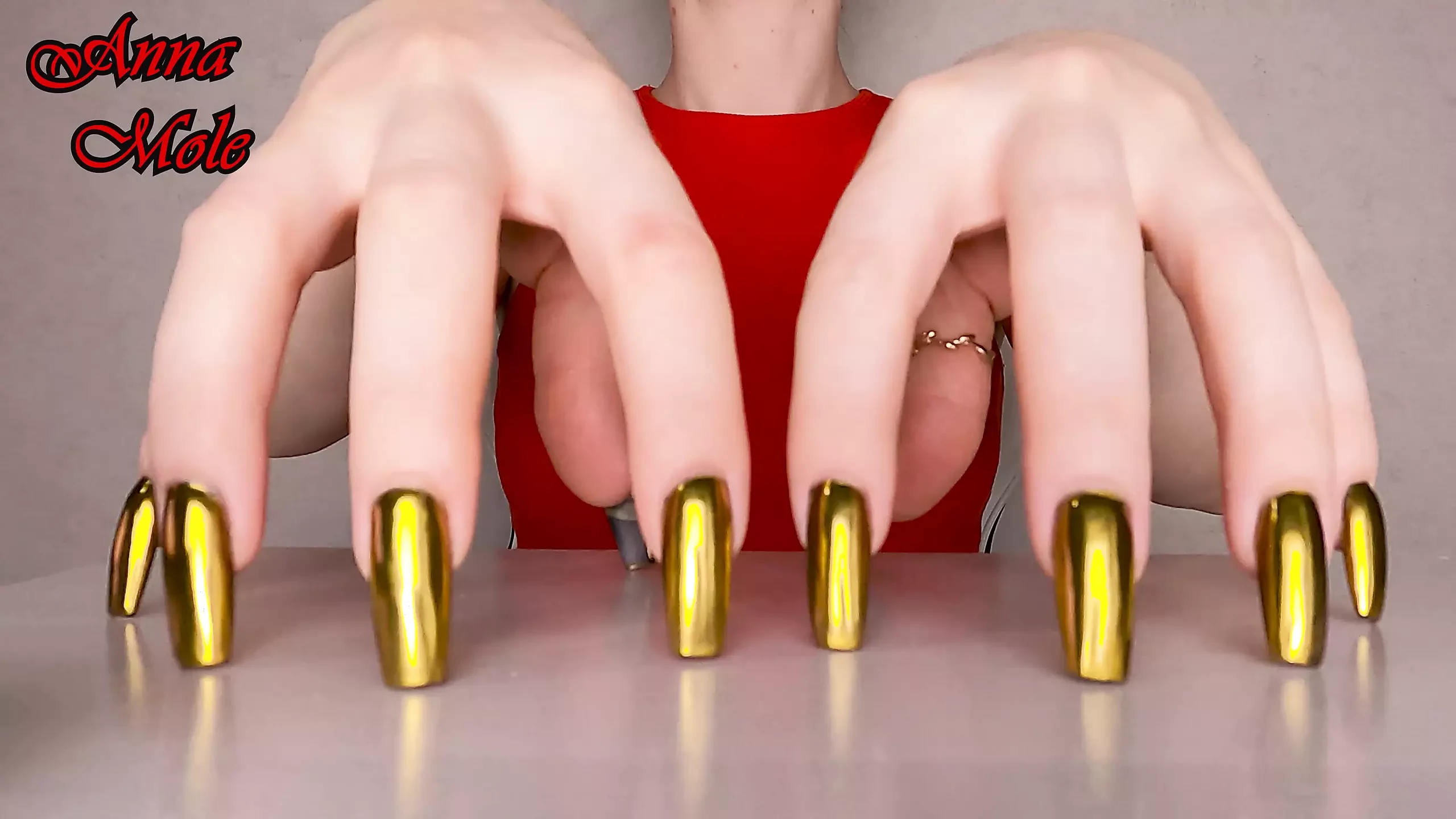 Batendo dedos, unhas douradas