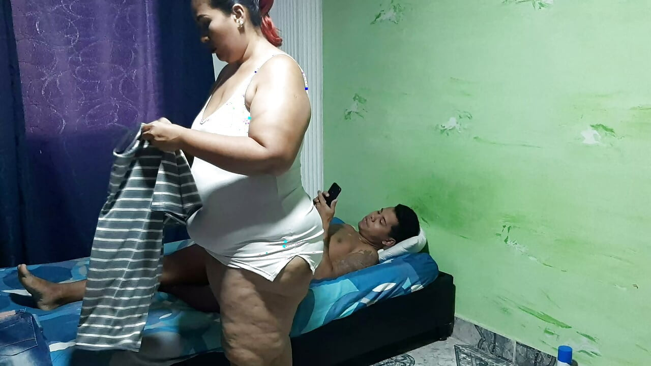 Sexy rijpe grote kont geniet van seks met haar stiefzoon