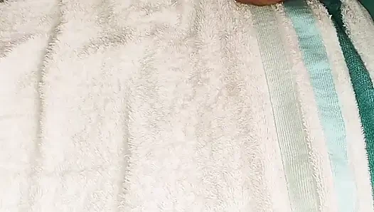 Hiyunamei odada amını göstermeyi seviyor