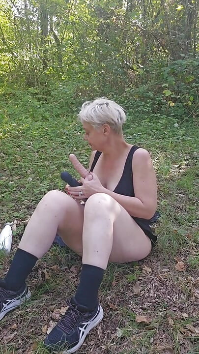 나는 자연 한가운데서 성숙하고 더러운 MILF와 섹스할 낯선 사람을 찾고 있어.