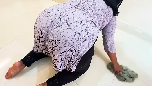 19 yaşındaki büyük götlü ve büyük memeli iri güzel kadın ateşli hizmetçi odayı temizlerken sahibi tarafından sikiliyor - ep-2