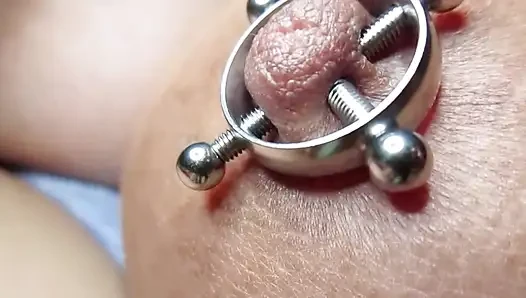 Veevee spielt mit ihren nippelringen