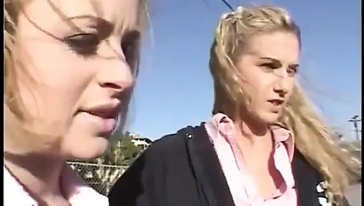 İki seksi sarışın zenci adamlarla dörtlü seks yapıyor