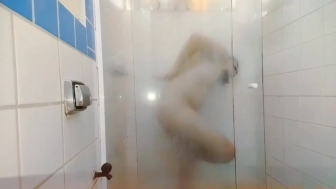 Pancut dan kencing dalam seluar dalam saya, kemudian pancut lagi selepas itu kerana saya sangat miang.