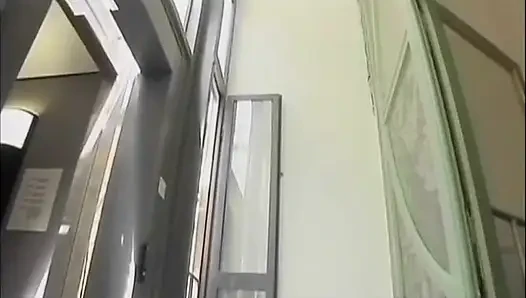 Üç döl seven ateşli biseksüel genç kaltak iki şanslı adamla sikişiyor ve döl yiyor