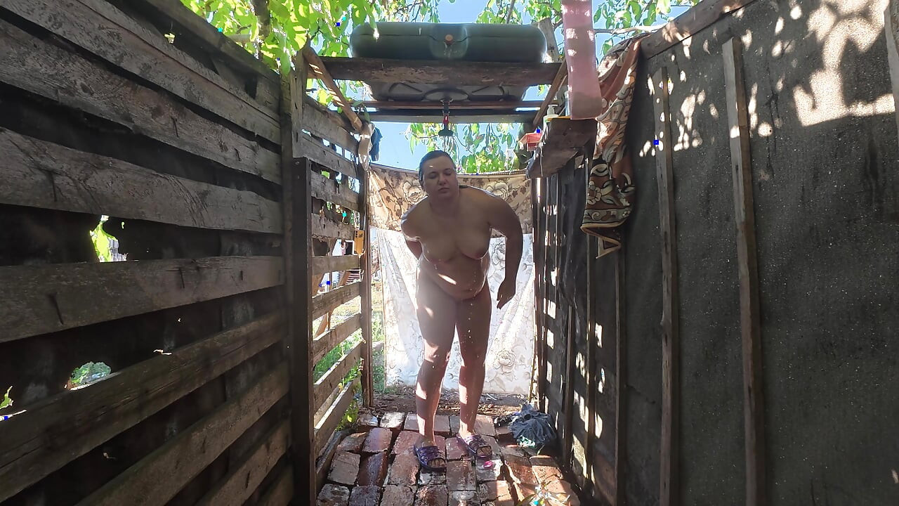 Outdoor Shower Couple