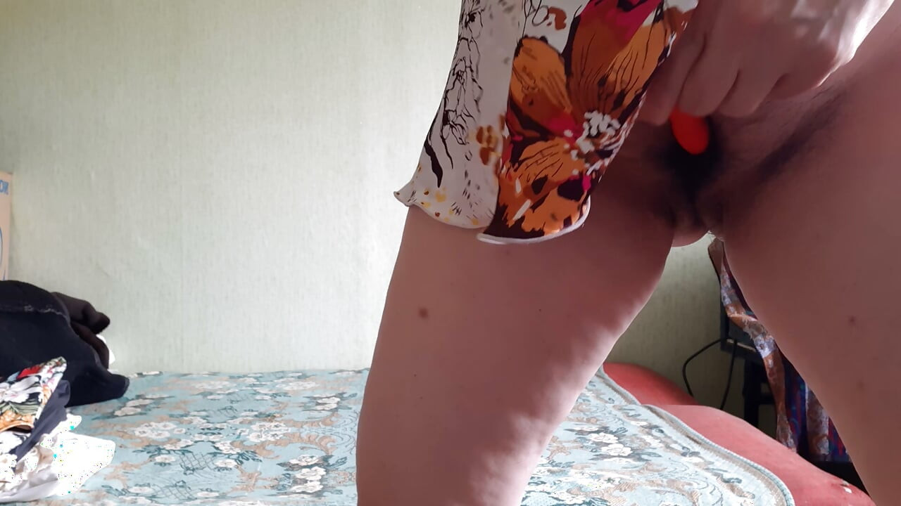 En lidenskapelig milf-kvinne stimulerer intenst sin hårete klitoris med en vibrator og kommer skjelvende over hele kroppen