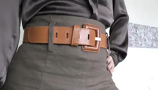 Возбуждающая примерка ремня с белья юбкой, часть 1, леди Виктория Валенте